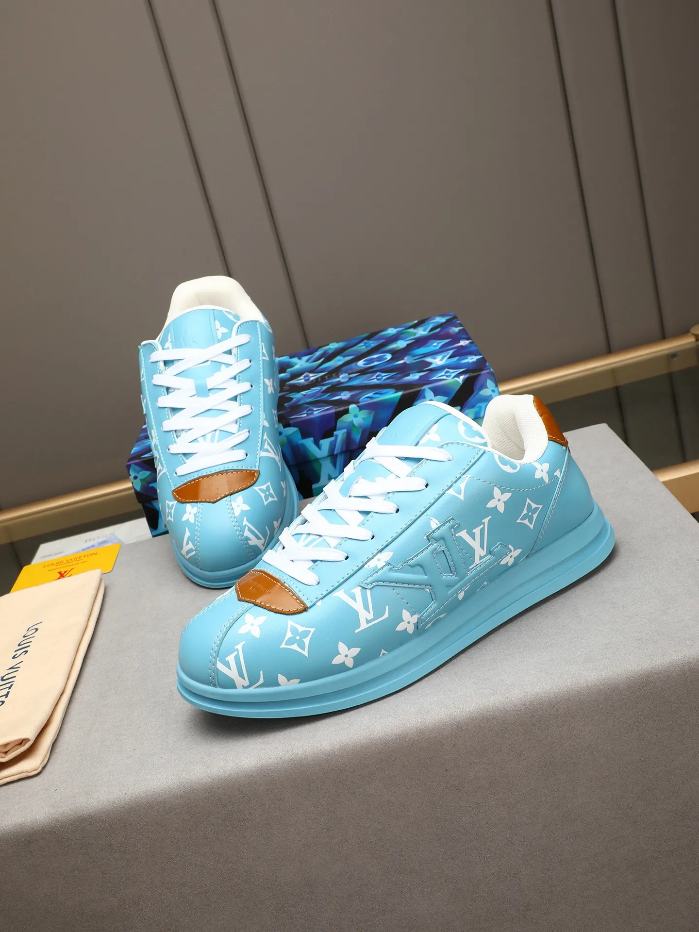 Men's Men's Shoes 💰500 LV Louis Vuitton L Jialu Brand Runner Tatic Series Thick-soled Casual Sports Shoes Running Shoes Original purchase, development, production This LV Runner Tatic sports shoe combines technical materials such as mesh fabric and ribbons to interpret the inspiration of traditional mountaineering shoes. LV letters are written on one side, the lariat buckle of the quick lacing system is embellished with Monogram flowers and Louis Vuitton logos, and the light and wear-resistant rubber outsole completes the whole. ▪️Fabric: Original imported cowhide + mesh ▪️Inner lining: Original customized breathable mesh ▪️Sole: Original open-molded anti-slip rubber combination material ▪️Size: Men's 40-44 (45 46 customized)